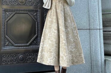 .
タートル×ジャンスカは私的秋冬の定番スタイル

先日販売したフラワープリントタックスカートと
同じ生地を使用したジャンパースカートは
上品な生地を活かしたシ...