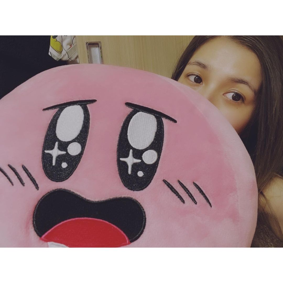 小田あさ美 最近getしたカービーのぬいぐるみ Talent Model Actress 自撮り Cute 可愛い 星のカービィ ぬいぐるみ Moe Zine
