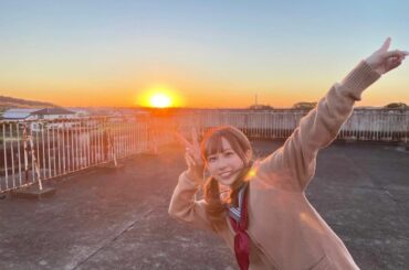 23歳の制服は流石にキツいが後ろの夕焼けが綺麗すぎて誤魔化されてる写真(いい写真) ぼんが撮ってくれた...