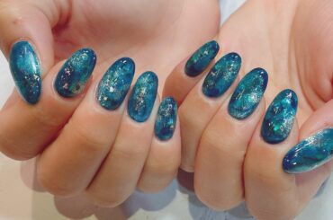 瑠璃色。
何層にもアートを重ねた
奥行きがあるネイル。
つやっつやキラキラ
季節感は無視。
@ayaka_shinohara_wiz 
技術高すぎ姉さん↑...