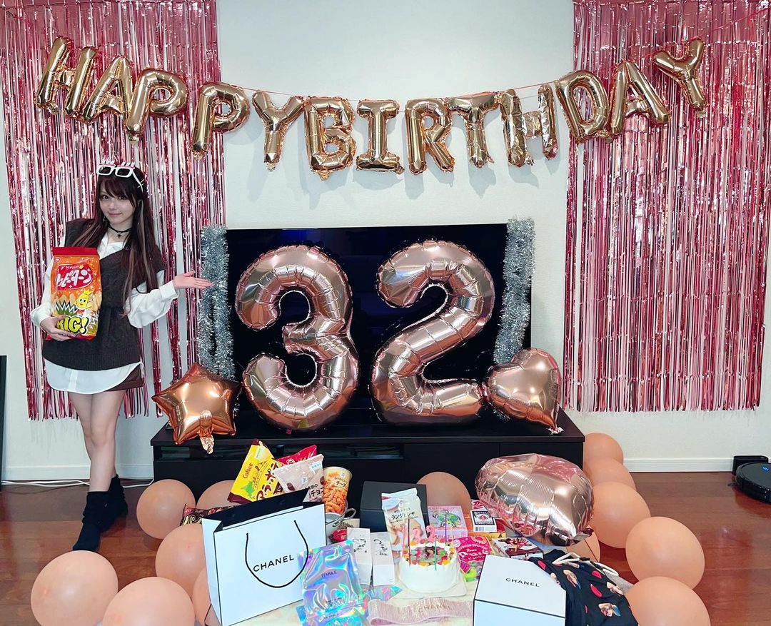 田中れいな 誕生日 11 11 に夢が叶いました こんな風に飾り付けしてもらいたいって夢 風船とケーキとプレゼントに囲まれたいってゆー夢です ありがとう たださ Moe Zine