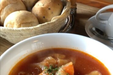 行きたかった標高1820mの山小屋
『ころぼっくるひゅって』
冷えた身体にボルシチが染みた〜♡...