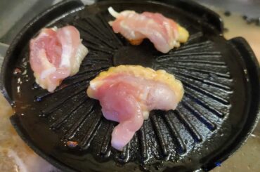 「鉄板焼き鳥鍋専門店」へ
私は結構このスタイルの焼鳥好きなのです！
熊野の熊野地鶏をオリジナルの鉄板で焼いて、4つにわかれたお鍋では山椒を入れてそれぞれで鴨肉の...