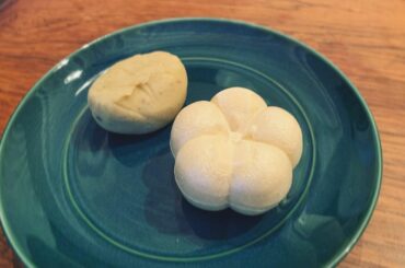 おやつ。

先日友人の結婚式があり、福岡に行っていたので…

五島の梅モナカと栗きんとん。

器は窯元で廃棄予定だったものを再生した、有田焼。
少し高さのある高...