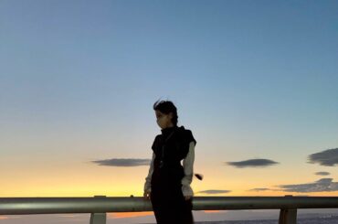 .
夕焼けの時間帯に海のとこたまたま通ったけん、これは写真チャーンス!!と思って撮ったっちゃけどさ
写真集撮った時の事思い出した

風強すぎて 髪の毛ぐちゃぐち...