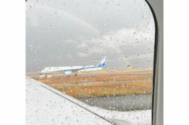 今日の東京は朝からずっと雨が降っていて、移動の機内で読書をしていたら光が差してきたので、虹がでないかなぁと窓の外を観たら大きな虹がみるみるできあがりました

素...
