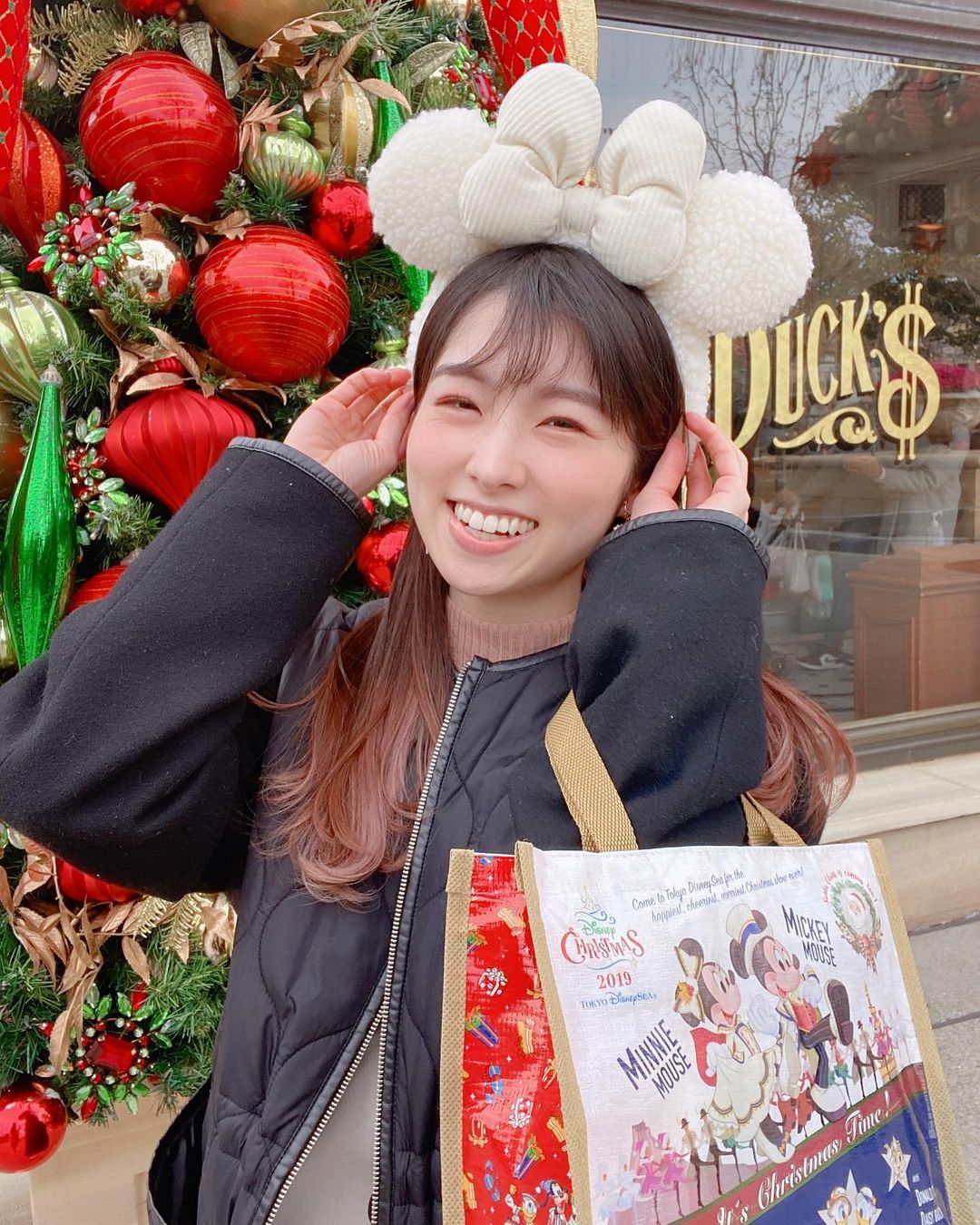 岩立沙穂 2年ぶりにディズニーシーに行ってきました 前に行った時に買った耳とバックを持って 19 クリスマスの時期のマクダックス デパートメントストアが Moe Zine