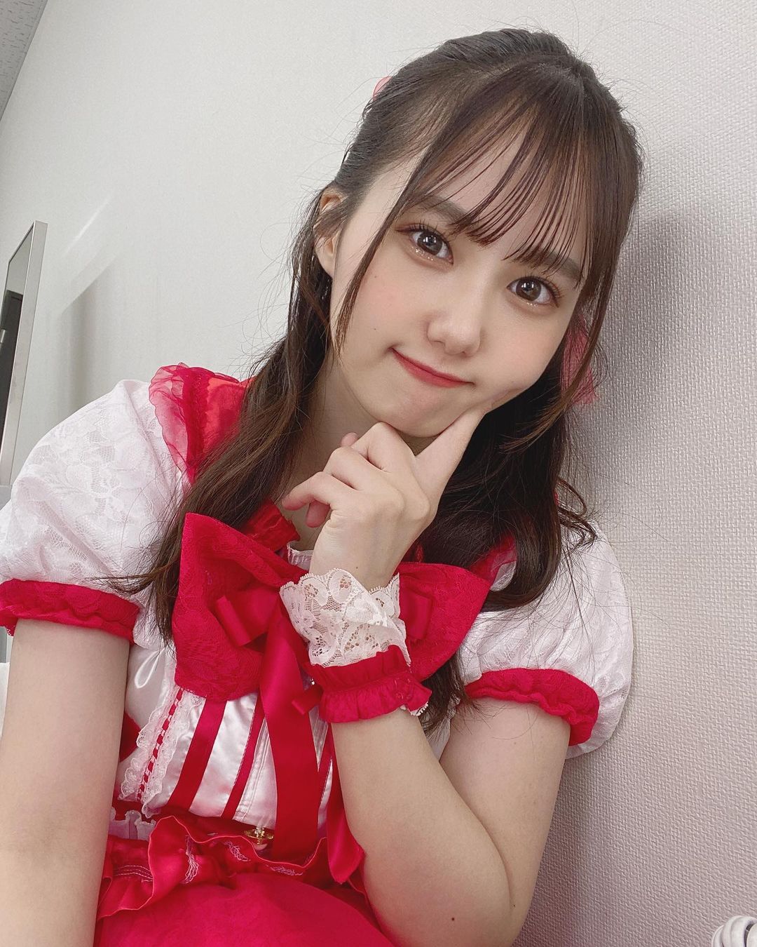 前田彩佳 アイドル アイドル衣装 ビビバビ 赤 ハーフアップ Moe Zine