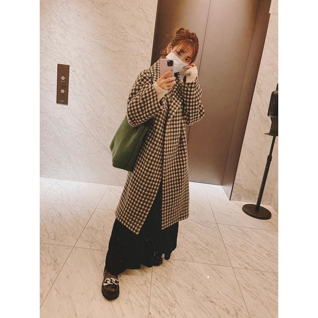 紗栄子 この冬お気に入りのコート バッグは10年以上前に購入したものだけど いままた私の気分にピッタリの深緑色で最近ヘビロテしてます Coat Numeroven Moe Zine