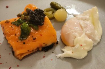 .
久々の #ぱいるめし
たまたまインスタで見かけたので
生サーモンあったし、と
#サーモンのミキュイ 
ジップロックにブライニング液を。
サーモンと一緒に岩塩...