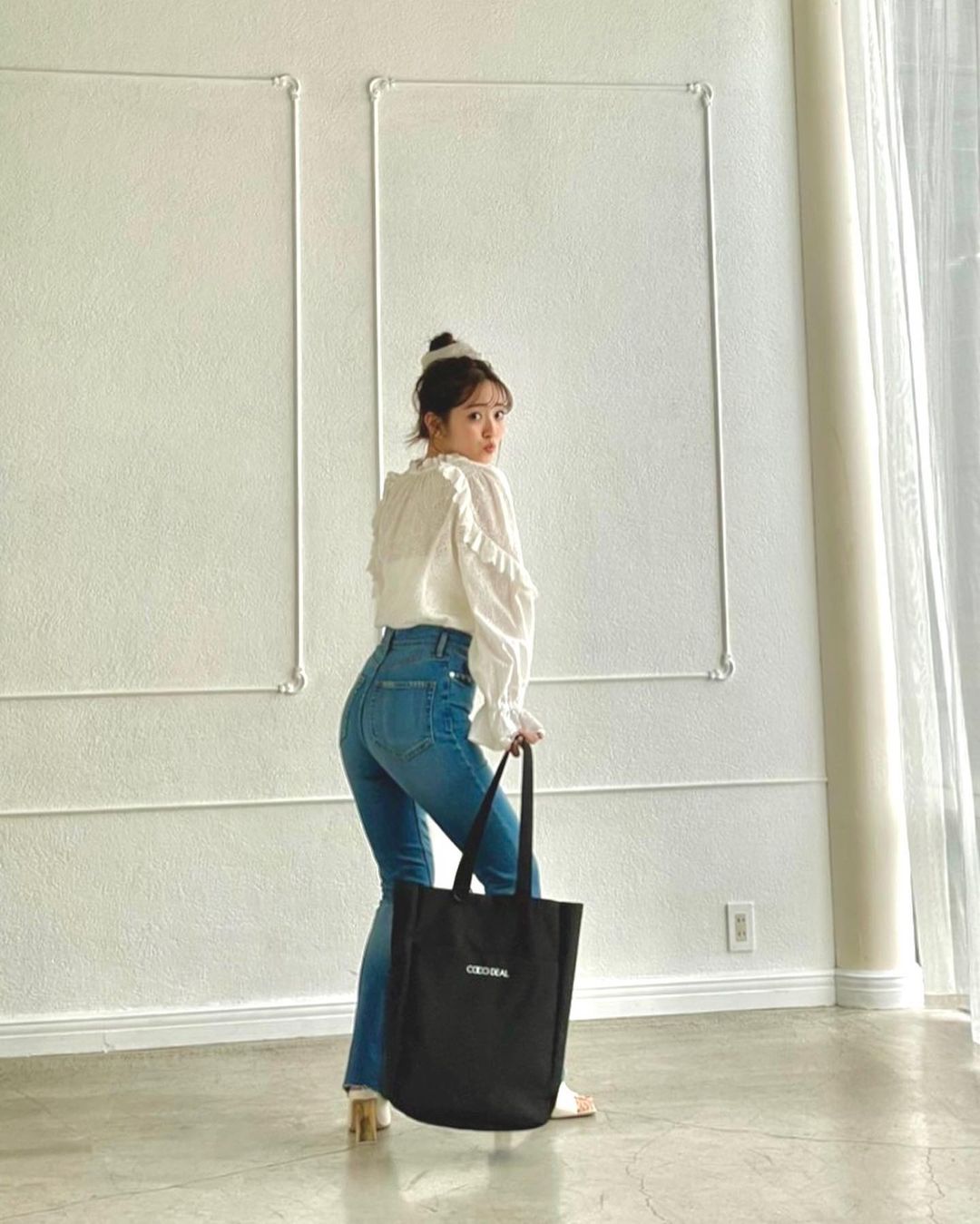 鈴木愛理 Coco Deal 推し活 トートバッグがついに発売です ムック本の表紙と中ページ担当させていただきました いろんなシーンで大活躍の推し活トート Moe Zine