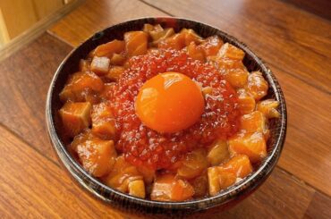 ずっと前に食べててなかなか更新出来てなかった〜
⁡
#波の さん 朝から並んで食べる
サーモンユッケ丼はめちゃくちゃ美味しかったな♡♡♡
カウンター席もあるので...