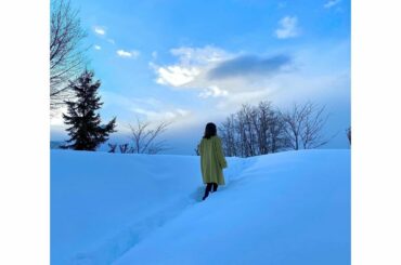 *
山形市内を流れる馬見ヶ崎川の
堤防へと続く坂道なのですが、
民家の間の人気のないところを狙ったら
大雪原みたいな写真が撮れた

(写っているのは妹です)

...