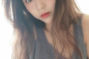 .
メイクにスモーキーピンク使ってみたよー
ヘアカラーに赤が入ってるからアイブロウにも最近ピンクを混ぜてるよ
このスモーキーブルーの
ニットのセットお気に入り
...