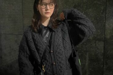 本来アウターだよなぁって物にカーディガン、てスタイル好きなのかも、夏もやってた気がする~
そしてレザー25%くらいにニットって組み合わせのちょうど良さお気に...