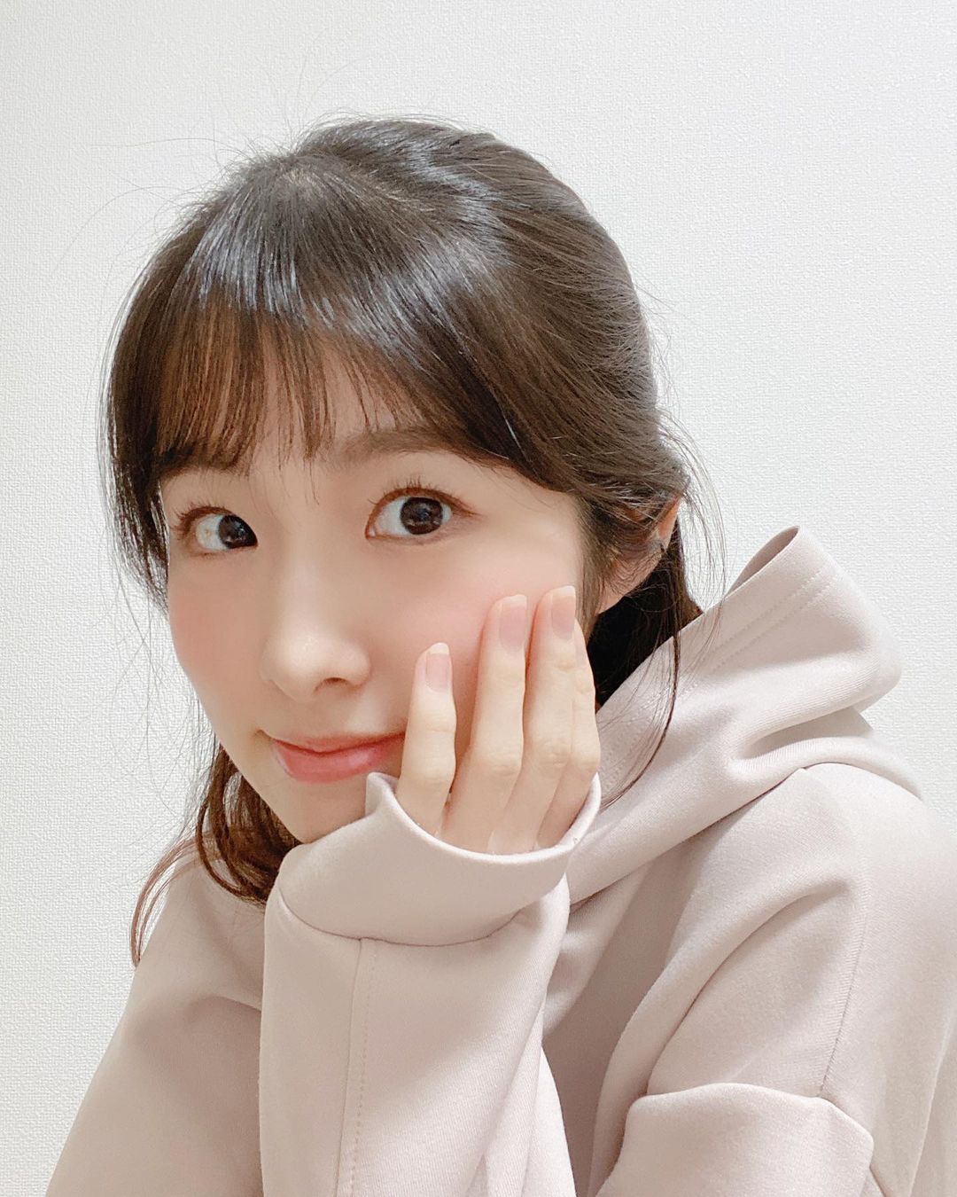 岩立沙穂 寒いねぇ 冬の萌え袖ファッション パーカー編です Gu パーカーコーデ パーカー女子 萌え袖 冬だね なんか2枚目フクロウみたい Moe Zine