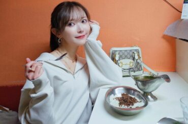 カレーの日
スープカレーとらーめんは髪結んでたべるタイプ
⁡
シンプルプルオーバーは
ゴールドアクセじゃらづけで着るよ
ラフだけどデコルテ見せで女っぽさ忘れずに...