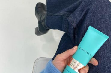 友人がプレゼントしてくれたTiffanyのハンドクリームが最高
・
香りにとにかく癒される
テクスチャー軽めなのにしっとり潤う。
パッケージが可愛すぎる。
あり...