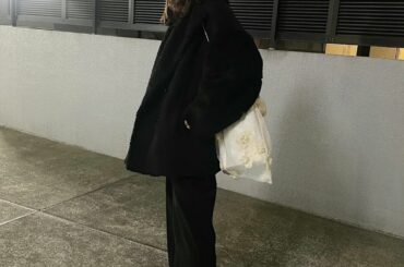 おはようございます土曜朝なのでゆっくり寝てる方も多いですかね︎

全身真っ黒、ネックウォーマーで首まで見えず、アウターもおもためのものだったのでマスクを白、バッ...