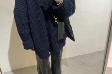 最近の仕事服ゆるく撮ってみてるやつ
タグしてます...