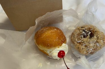 、
可愛いドーナツ食べたよ︎
この3日間暴飲暴食してたら胃腸炎になって暴飲暴食する前より体重落ちました...