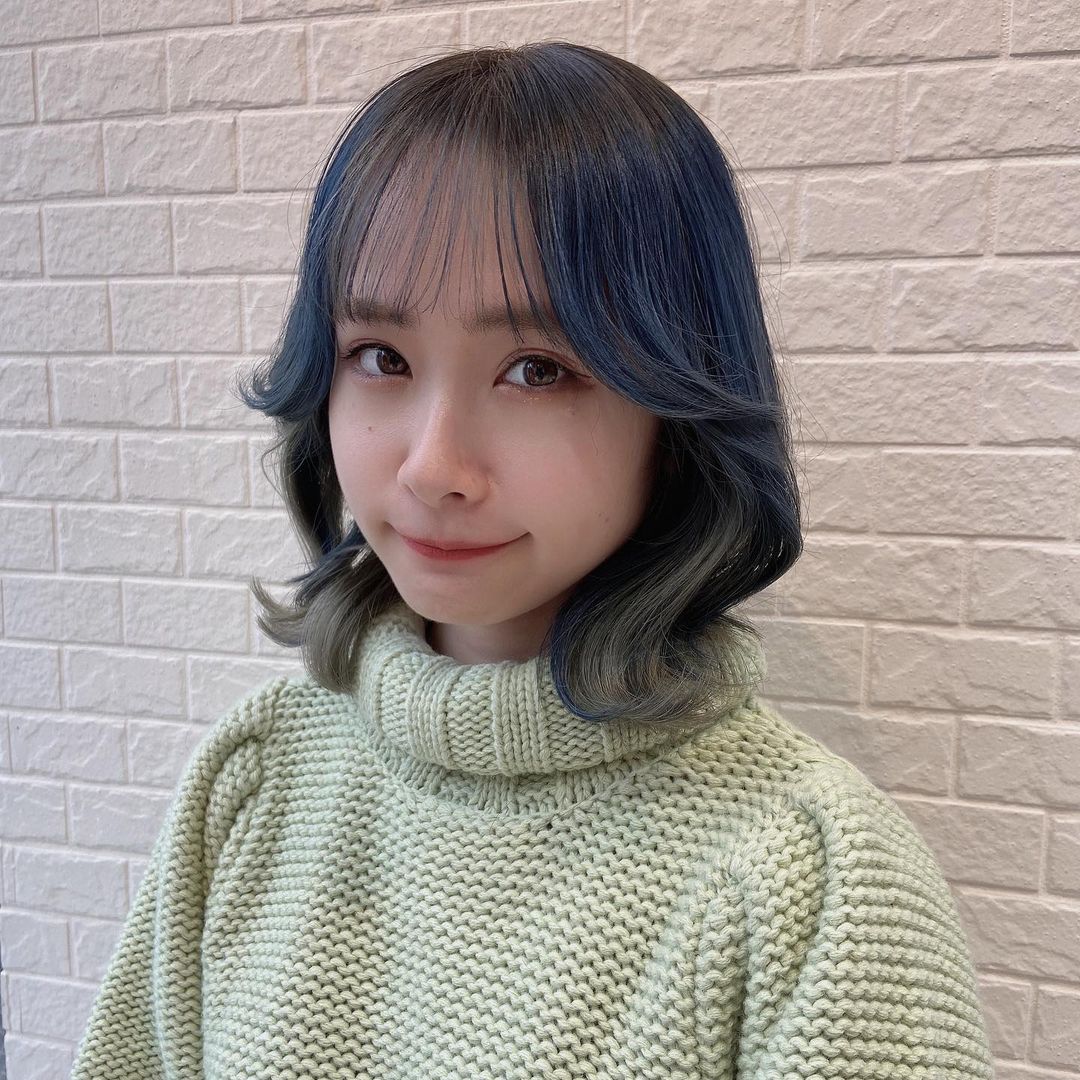 増井みお 髪を肩まで切ったよー 内側の髪は前回の髪色を生かして表面だけ青に染めて2色づかいのヘアですっ 可愛くカットしてもらいました 宮本さん天才的に 可愛いくしてくださり Moe Zine