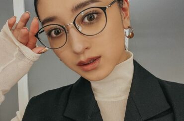 ．
黒縁眼鏡女子はいかがですか？
ちゃっかり2.3年前から
眼鏡とサングラス作ってるんです、、、
眼鏡屋さんにありますぜひ、、

あ、まつ毛はパリジェンヌしたて...