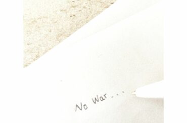 今日も暖かいお布団で目を覚まし、各所と業務連絡をしながら始まる私にとってはいつもと変わらない朝だけど、

遠い国ではお布団どころか眠ることすら出来ず、地下鉄を防...