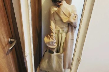 .
アイボリーとベージュとホワイト
.
Tops&knit gown... @sollon_official 
Inner... @grl_official 
...