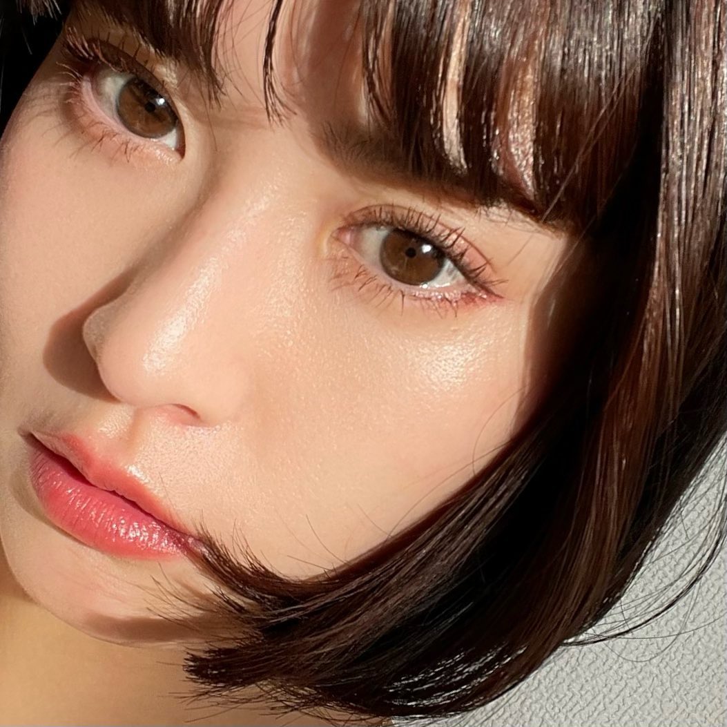 横田ひかる デジャヴュ 塗るつけまつげ 自まつげ際立てタイプ アーモンドブラウン を使って春メイク ほんのり赤みのあるブラウンで 色々なカラーのアイシャドウとも相性が良く Moe Zine