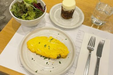 仕事の合間に食べたご飯
 #Rosebakery 
⁡
ここは #キャロットケーキ がおすすめ
らしいのでお昼も食べながらケーキ♡
しっとりしながらも中には人参...