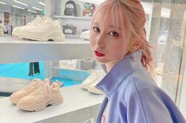 @balenciaga のショーケースの前で写真撮ったらただのくつ欲しい人になりました。
トップスとジャケットは　@cyunpercent_official だ...