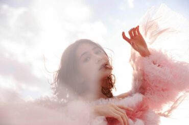 表紙撮影の裏話を…！
スタッフさん方に足を抑えていただくほどの、吹き飛ばされてしまいそうな強風の日でした
全神経集中した！！...