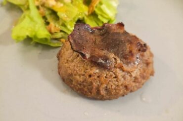 お取り寄せの牛タンハンバーグを
お昼に焼きましたー
@matsusakausimiematsuyoshi
少し蒸して牛タンが乗ってる方からカリカリに焼いてレモン...