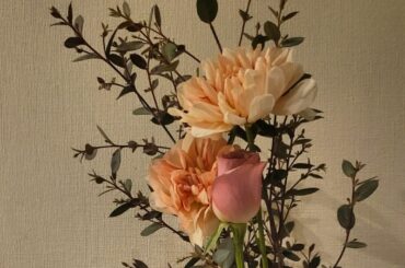 .
#
#
高さとか合わせるものは
全部自分で選びます
高校の授業で華道があったから
なんとなく面を決めてってのだけは意識して。笑
お花って気分の上がるプチ贅沢...