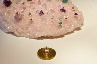 今日は @akemifukuoji さんのギャラリーへ。
天然石で作られたアートワーク。
愛に溢れた作品の数々に心が浄化されました
一粒万倍日の引き寄せすごい！...