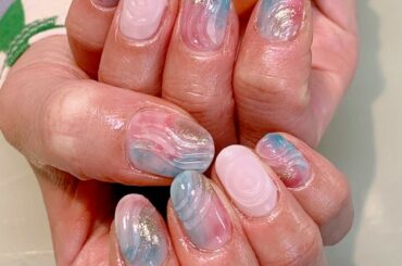 枯山水
.
Spring new nails
.
アンニュイなブルーとピンクのモヤモヤに枯山水模様とゴールドのミラーをポイントで
.
@lovl_harajuk...