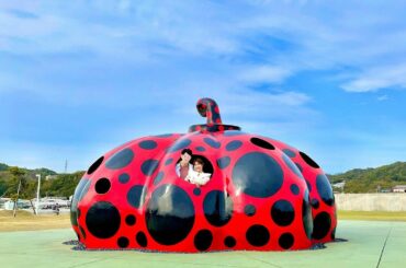#trip

直島に到着すると、一番最初に目に入る
草間彌生さんの赤かぼちゃ！

月曜日は人も少なく、ほぼ貸切状態
贅沢に鑑賞することができました

記念撮影を...