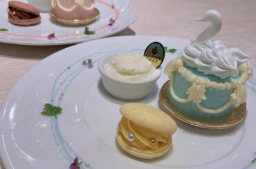 おはよ〜
昨日 #qpotcafe  でいただいた
スワンのムース
ヨーグルトとライチの味が優しくて甘くて美味しかった
お土産でいただいたクッキー缶は可愛いが詰...