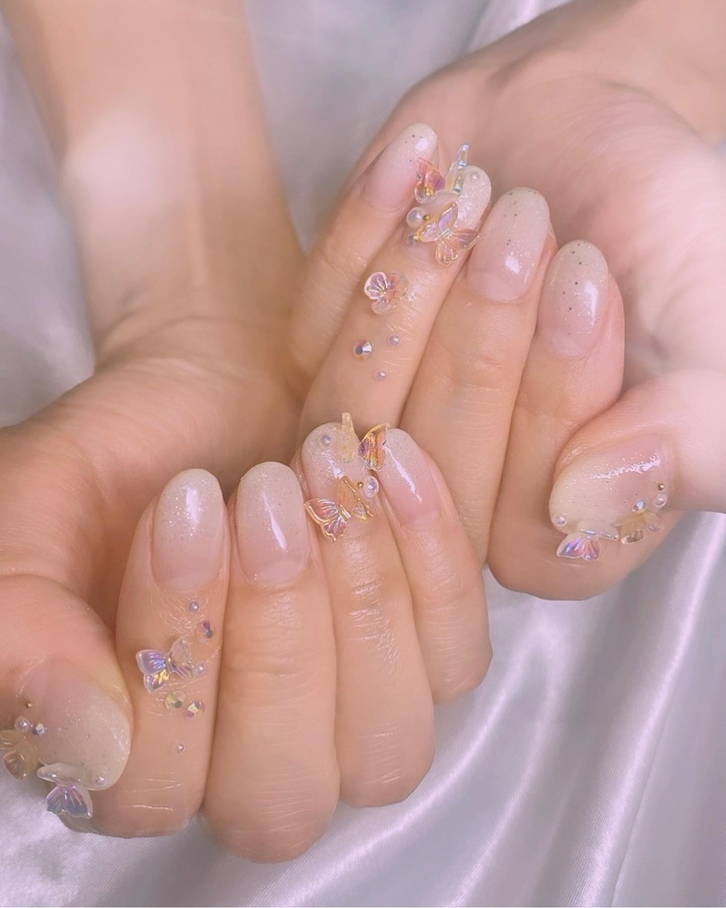 明日花キララ 白ドレスに合うちゅるちゅるバタフライにしました ネイルサロンに行った日は指までがネイルなので指も可愛く盛り付けした 指までがネイル Moe Zine