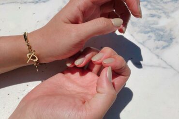 収録の空き時間に
おしゃれな台を発見し
いかにおしゃれっぽく写真を撮れるか
あーじゃないこーじゃないして頑張ったやつ笑笑

初めてマグネットネイルしたから
イン...