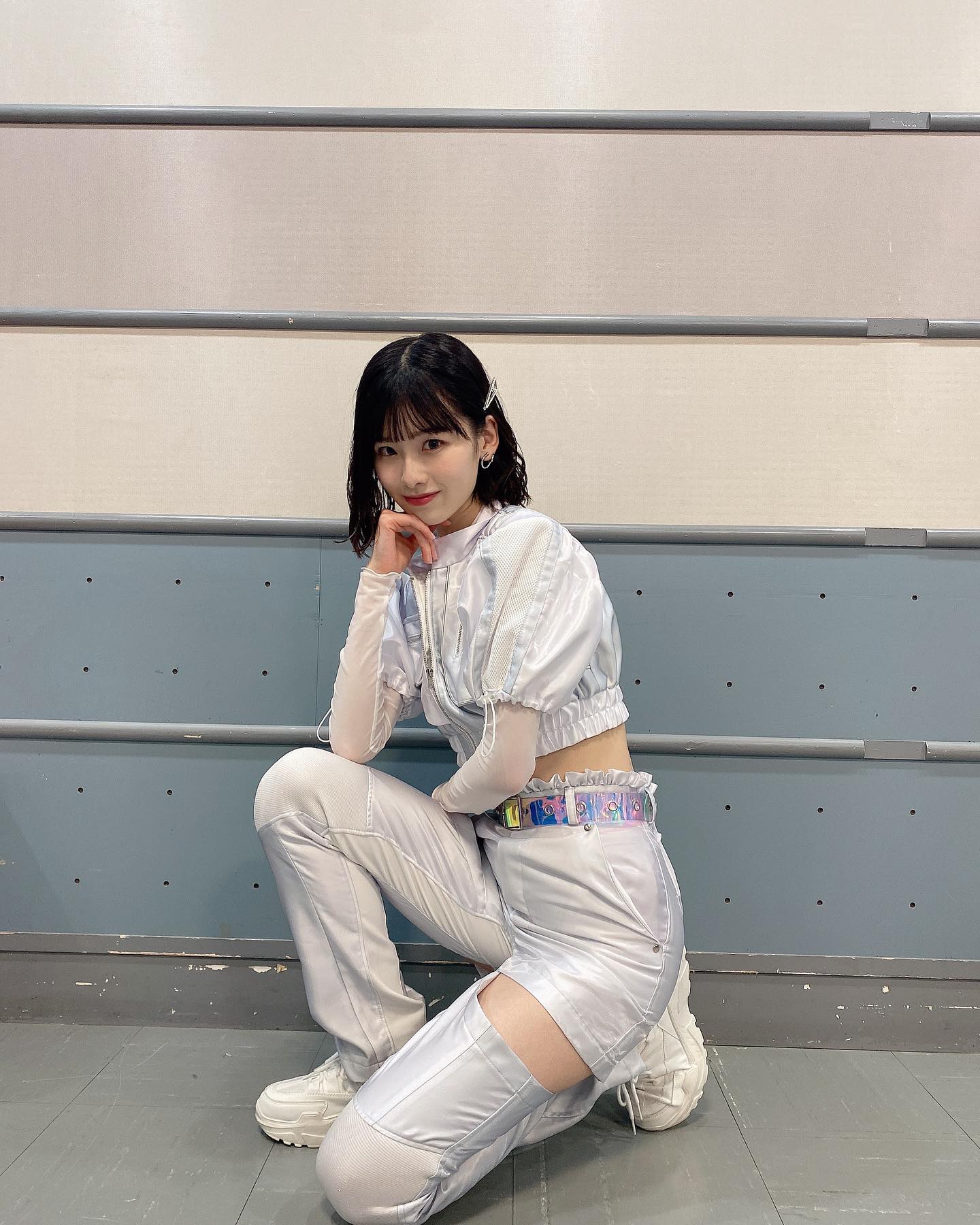 浅井七海 必死にカッコつけポーズ I Tried Desperately To Look Cool Moe Zine