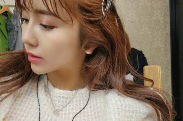 .
昨日はこんな感じ
やっぱりメイクさんに
メイクしてもらうと
パリッときまりますね
@hair_makeaicon 
もう何年も私達をヘアメイクしてくださるメ...