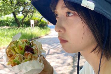 「このサイズのバーガーを上手に食べられる人っているんか？」の顔。ピクニック日和〜...