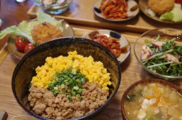 簡単で美味しいそぼろ丼は我が家の定番
・
最近お味噌汁に入れる豆腐は崩しながらいれるのがマイブームなんか染みてる？！ような気分がして豚汁とか具沢山のお味噌汁に合...