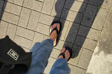 .
ブルー以外なら
黒とレザー好きな私
.
フラットトングサンダルだけど
レザーだからパッと履いて
おしゃれになるー
 @gypsophila1662
.
お天...