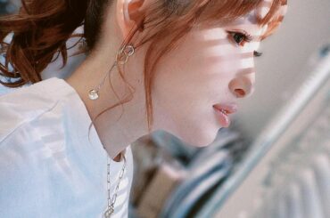 先日のサイン会の時。
控室の光がいい感じであった！
他撮り風の顔して自撮りなの笑う...