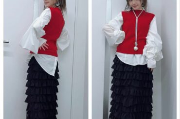 .
おとといのAbemaTVの衣装です
シャツは後ろのデザインがおしゃれで
赤のノースリーブニットを重ねて合わせてみました
スカートがフリフリ、いやぶりぶりしと...