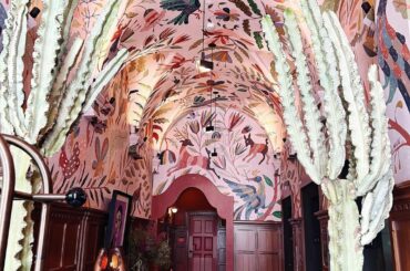 ダウンタウンにオープンしたばかりで泊まってみたかったPROPER HOTEL

フレンチモロッカンテイストにヴィンテージ家具が並び、大胆な配色と、贅沢なテクスチ...