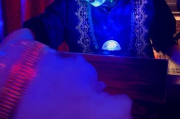 ホラーな雰囲気も味わえるオムライス屋さん
でもこの店員さんちょっとおちゃめじゃない？笑
ホラーすぎず楽しませてくれるし ちょっとジワるw
顔が変わると。笑 
同...